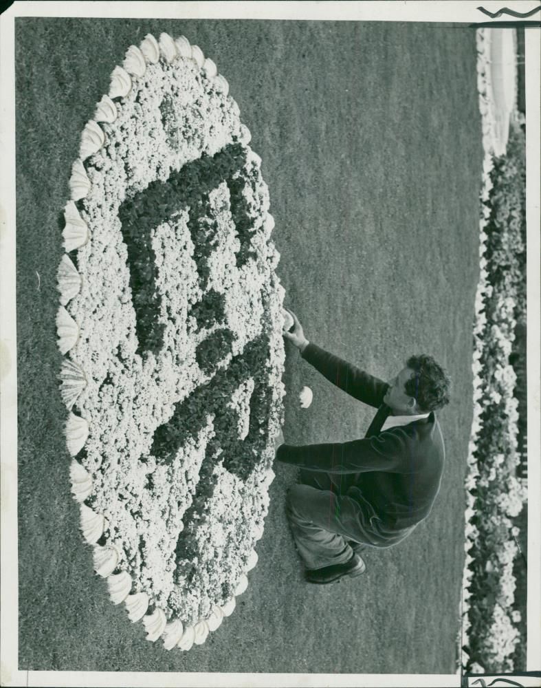 Elizabeth IIand chelsea flowers show. - Vintage Photograph