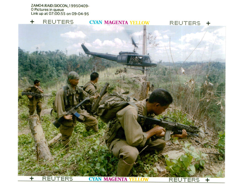 Philippines: Muslem Extremists: Filipino Soldiers. - Vintage Photograph