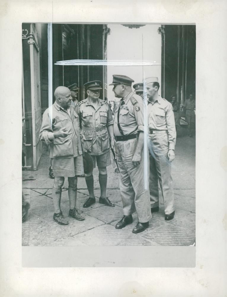 Col Reitz talking to Gen sir Maitland Wilson on the Italian front. - Vintage Photograph