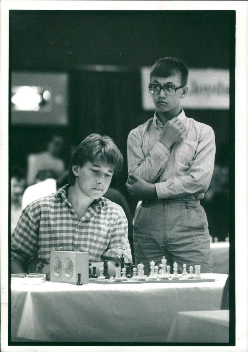 Gata kamsky keeping an eye on his rival michael adams in the Lloyds bank tournament. - Vintage Photograph