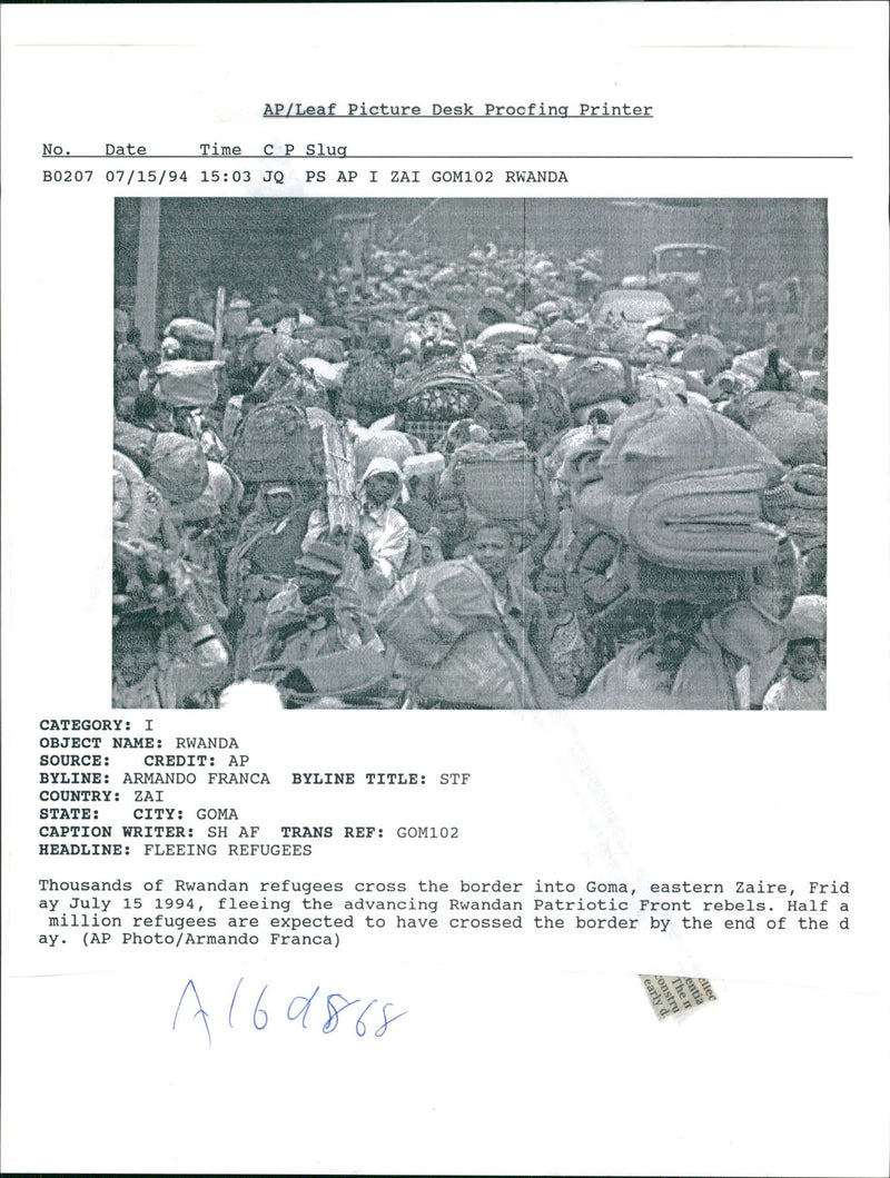 rwanda war. thousands of rwandan refugees cross the boarder into goma. - Vintage Photograph