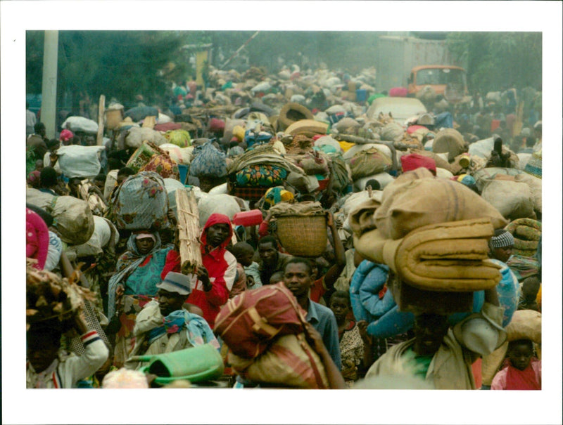 rwanda war. thousands of rwandan refugees cross the boarder into goma. - Vintage Photograph