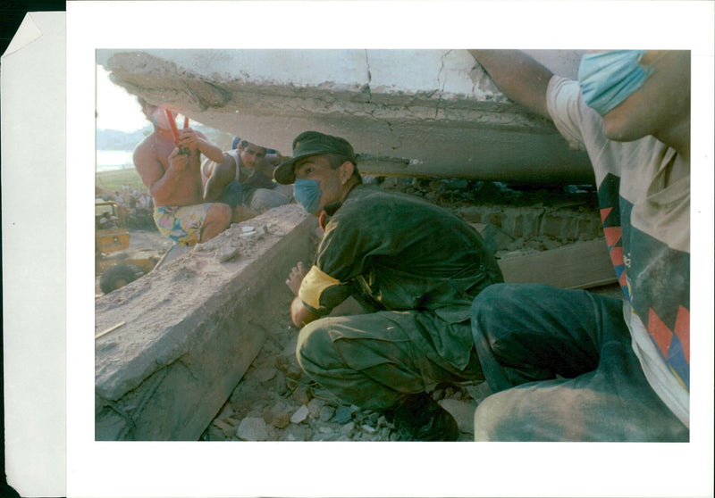 1985 Mexico City earthquake: a mexican army soldiers. - Vintage Photograph