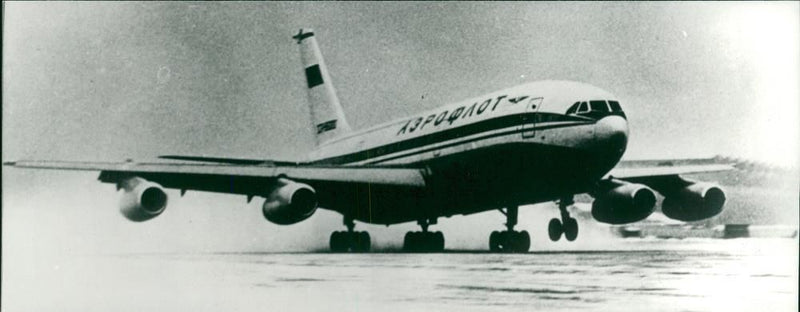 Aircraft: a new giant serobus ilyushin 86. - Vintage Photograph