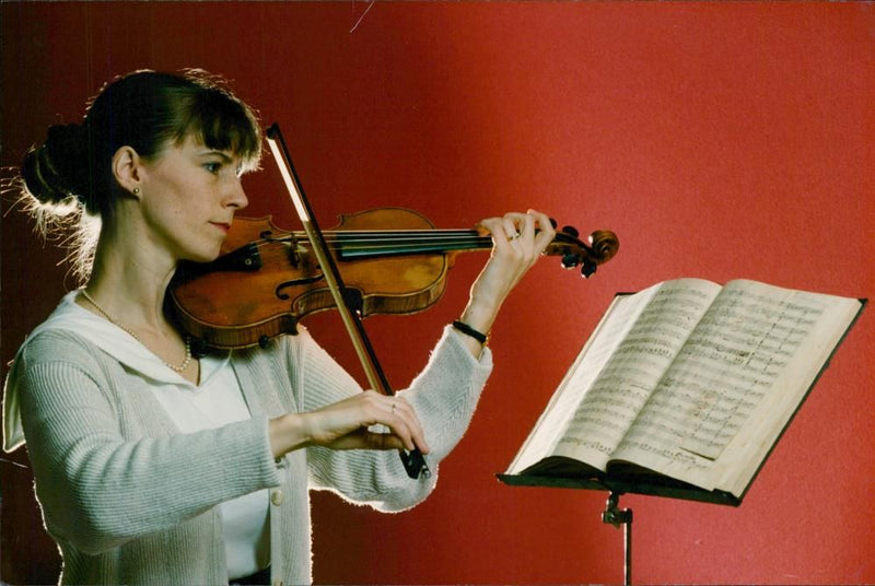 Musical instruments violine:caroline abbott from sothebys. - Vintage Photograph
