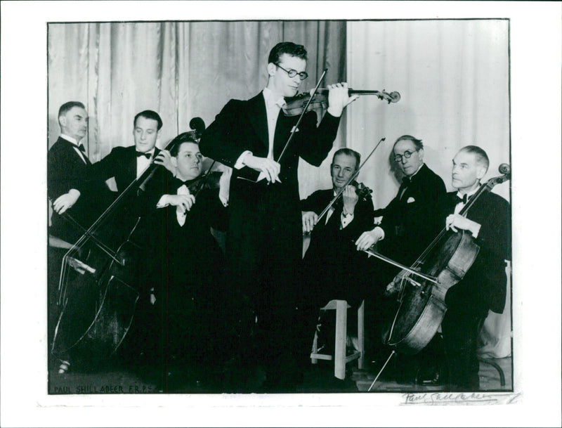 Musical instruments violine:tom jenkin leader of the BBc - Vintage Photograph