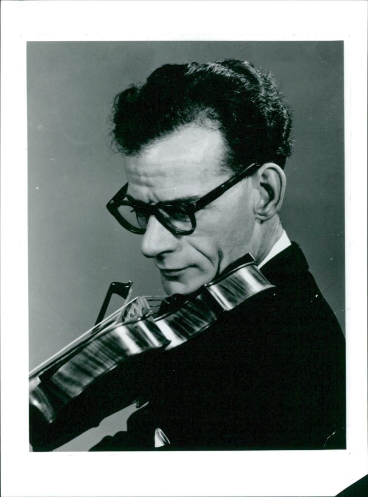 Musical instruments violine:tom jenkins leader of the BBc - Vintage Photograph