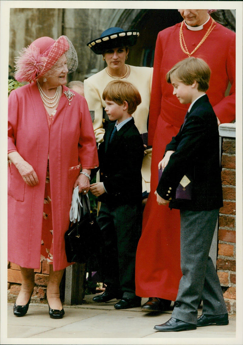 The Queen Mother with prince william.. - Vintage Photograph