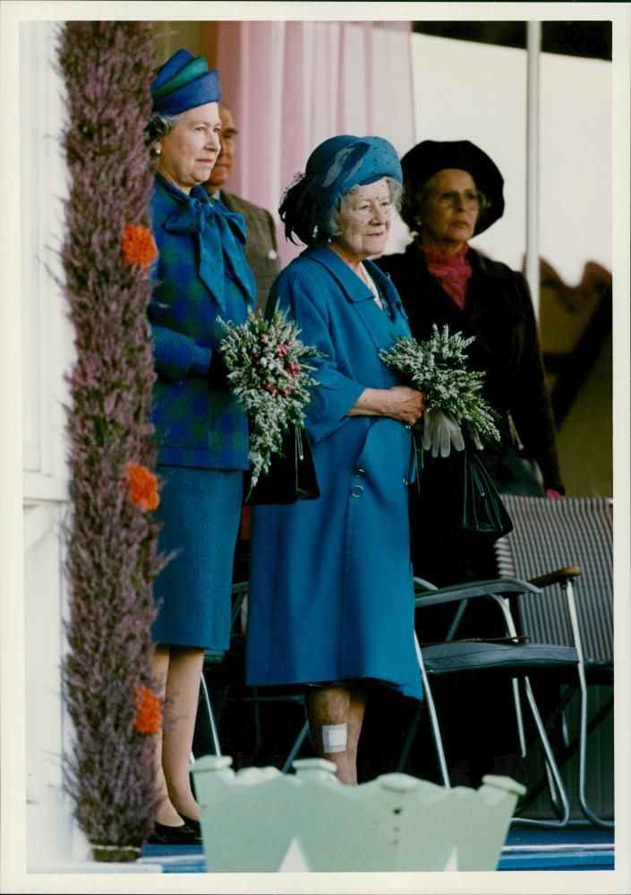 Queen Elizabeth & The Queen Mother. - Vintage Photograph