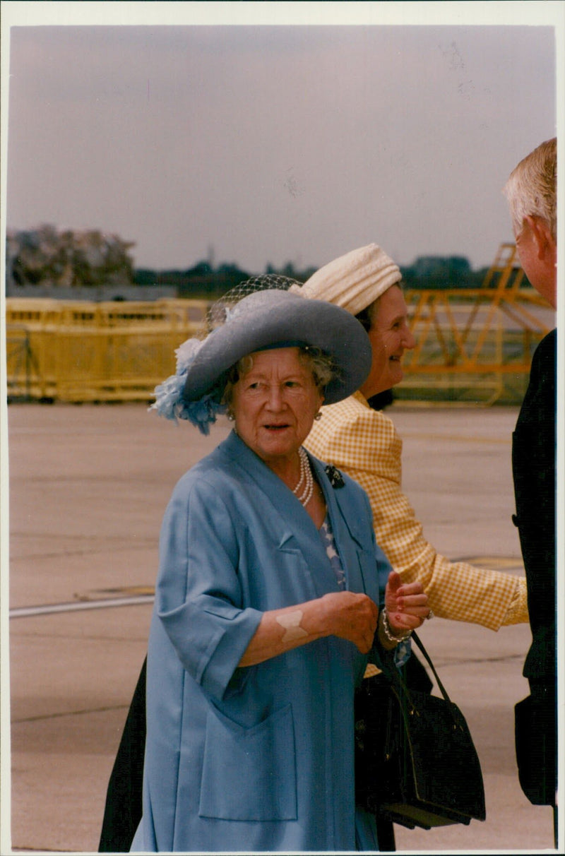 Queen Elizabeth The Queen Mother. - Vintage Photograph
