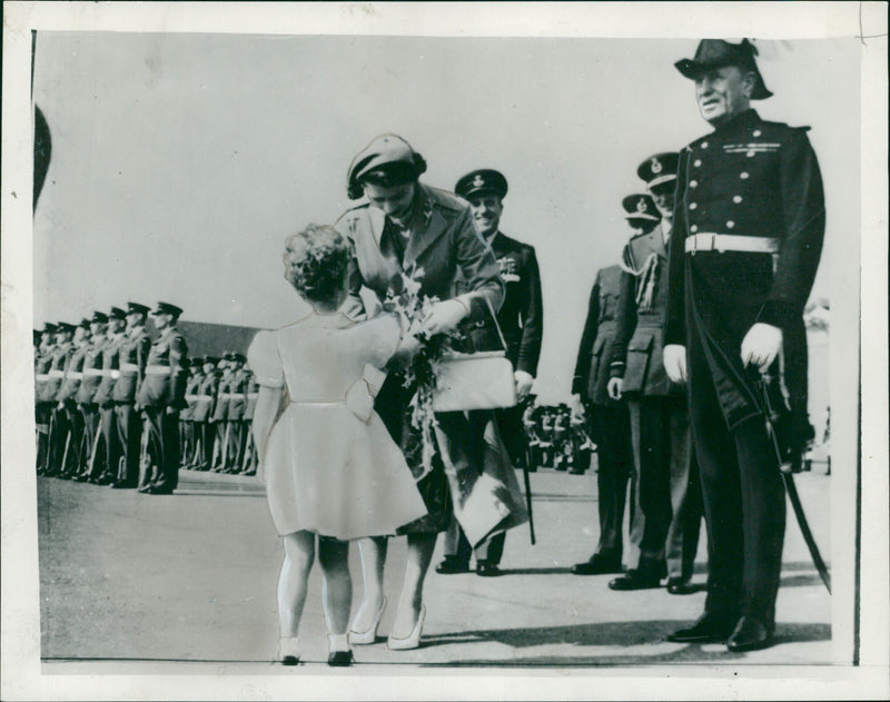 Elizabeth II with Caragh Mary Coote. - Vintage Photograph