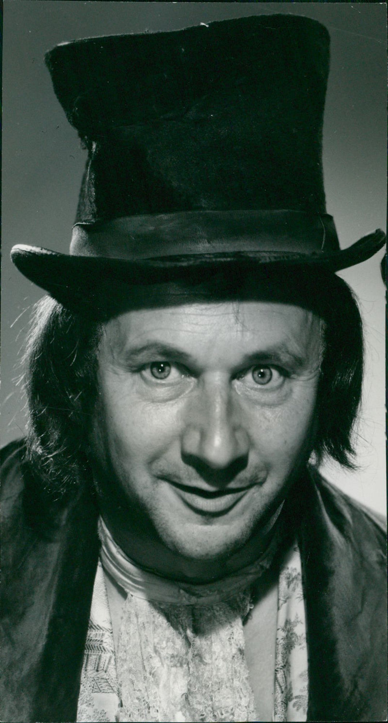 Donald Henry Pleasence. - Vintage Photograph