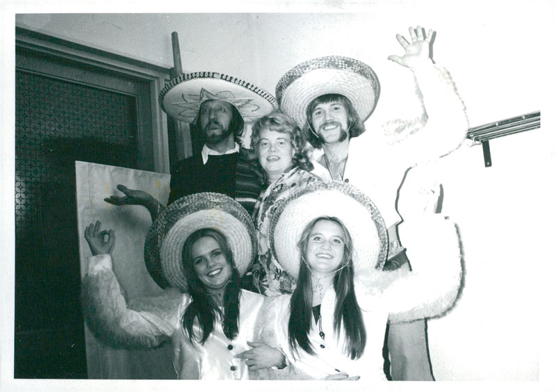 Spanish element in the musical "Sara" with Gun Jacobson, Nisse Voltri, Martin Uddestrand, Margareta BjÃ¶rck and Sara Jonsson. - Vintage Photograph