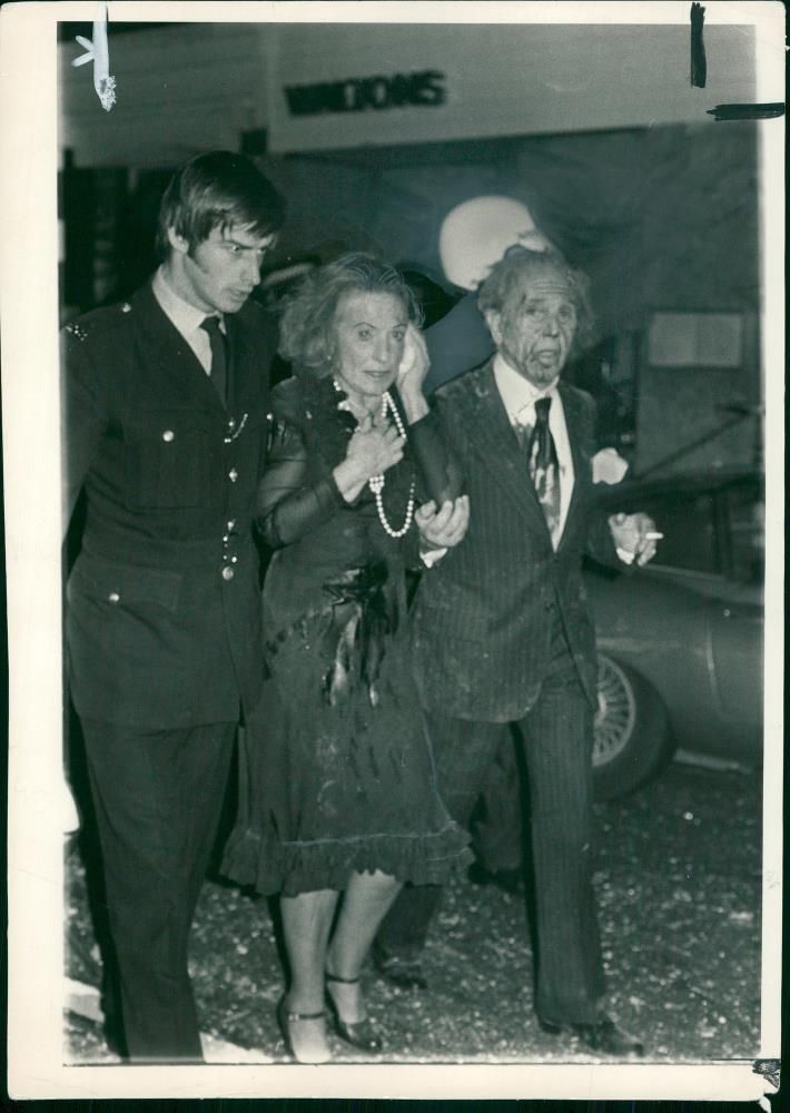 I.R.A bombings in london: an elegant couple bloodstained and shocked. - Vintage Photograph