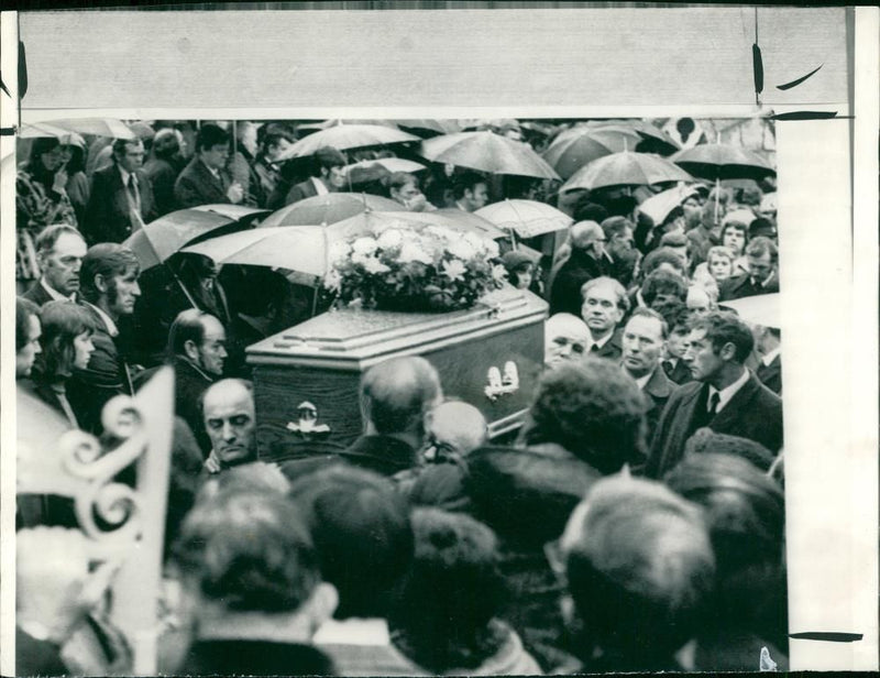 Civil Rights Schootings Ireland: the coffin of the ten protestants murdered. - Vintage Photograph