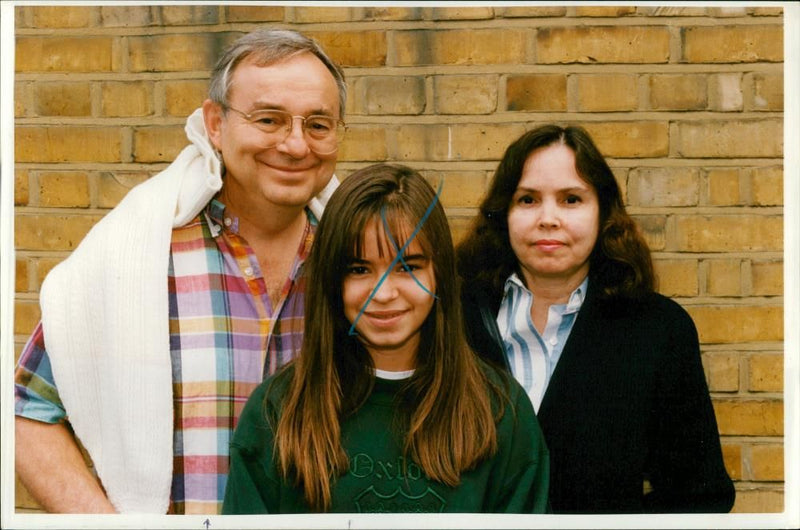 Buckingham palace london: manuel family. - Vintage Photograph