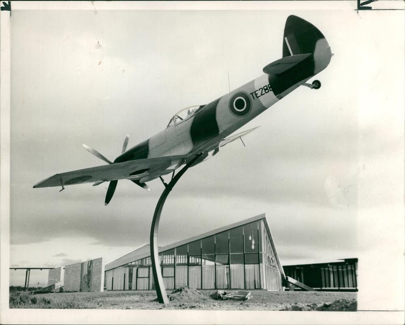 Spitfire Aircraft: supermarine spitfire. - Vintage Photograph