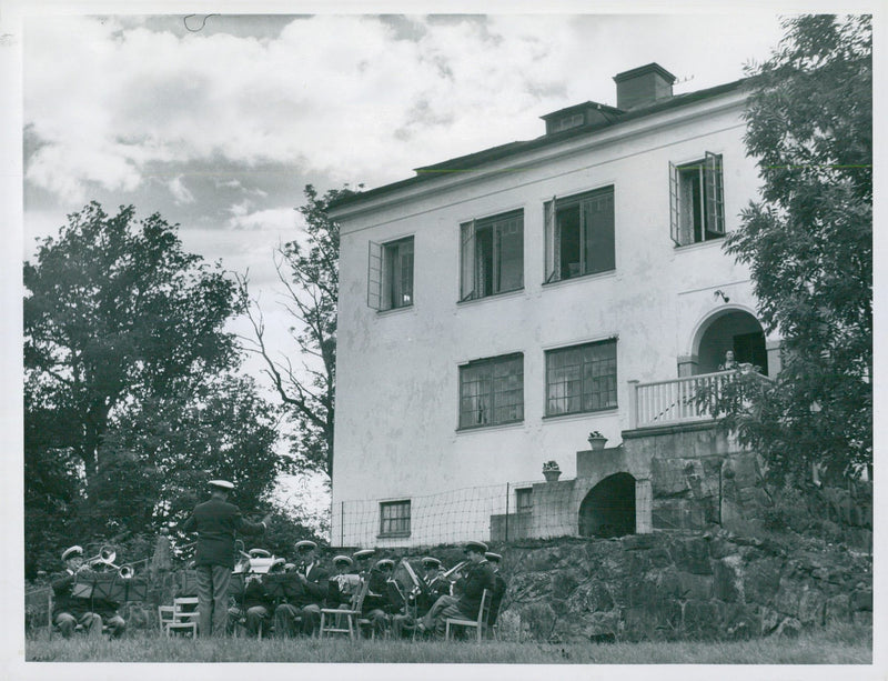 Gustavsberg's music year plays outside the new summer home in Värmdö - Vintage Photograph