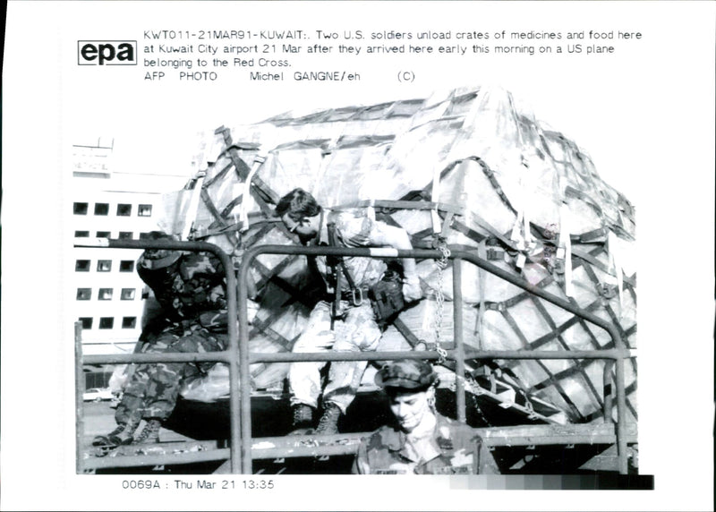 Iraq -un war kuwait city war damage:two U.S soldiers unload crates of medicines. - Vintage Photograph