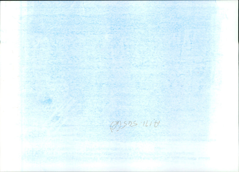 Iraq -un war kuwait city war damage:a kuwaiti family inspects an anti-aircraft position on the beachfront. - Vintage Photograph