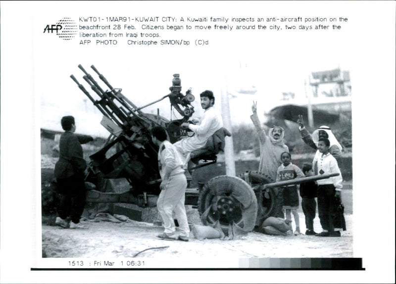 Iraq -un war kuwait city war damage:a kuwaiti family inspects an anti-aircraft position on the beachfront. - Vintage Photograph
