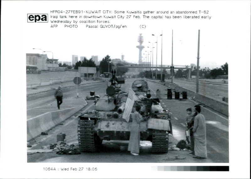 Iraq -un war kuwait city war damage:some kuwaitis gather around an abandonned T-62 iraqi tank. - Vintage Photograph