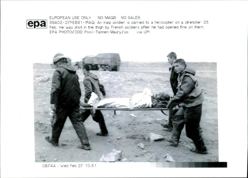 Iraq UN War Other Navys:A french soldier carried. - Vintage Photograph