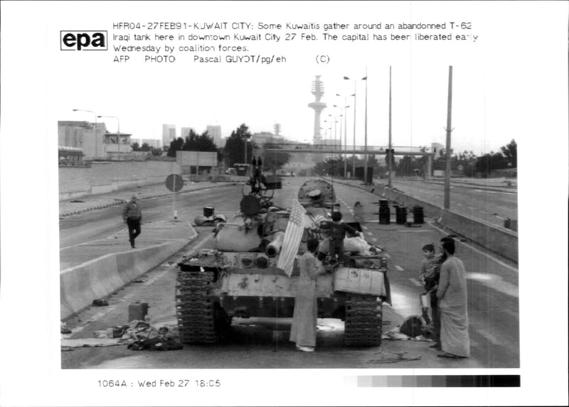 Iraq -un war kuwait city war damage:some kuwaitis gather around an abandounded T-62. - Vintage Photograph