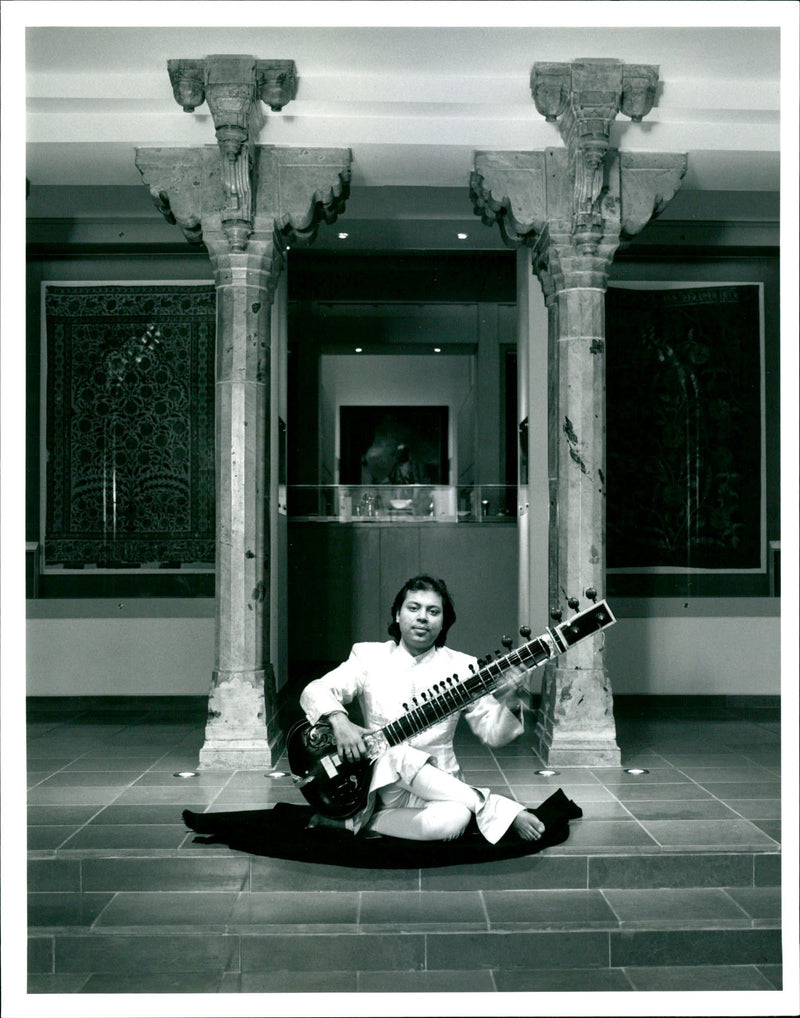 Musical instrument:nishat khan at the museum. - Vintage Photograph