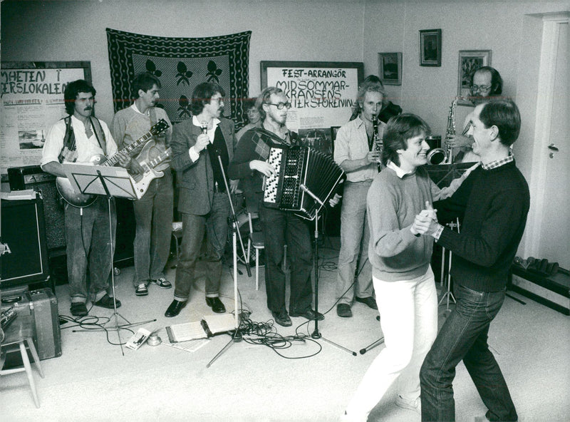 HÃ¤gersten Hot Heaven, plays dance music in the Midsommarkransen district hall. - Vintage Photograph