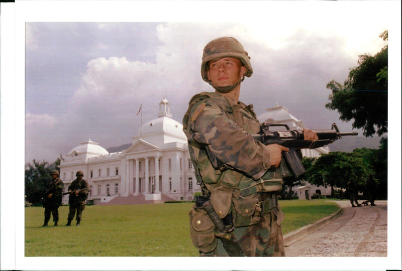 1994 THE GOVERNMENT ROBERT MALVAL EXILE TONY PRIME WRITER PALACE PRINCE - Vintage Photograph