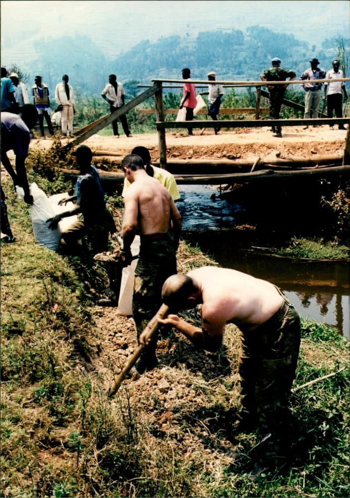 Rwanda: British Troops. - Vintage Photograph
