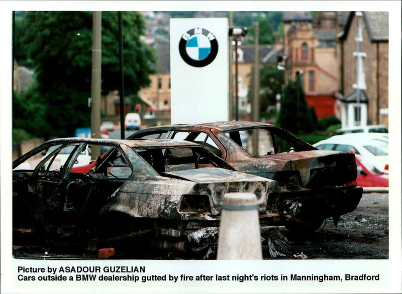 Bradford riots juna 95:cars outside a bmw dealership gutted. - Vintage Photograph