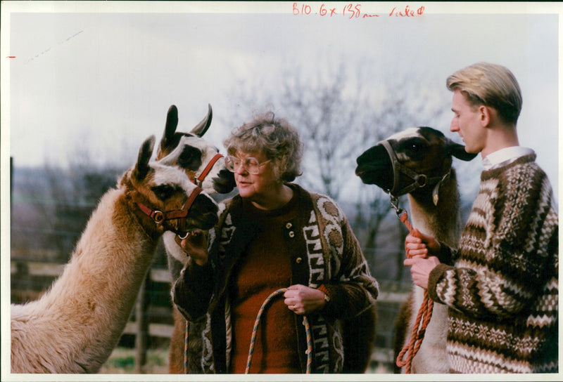 Clams animal: mrs sarah wells and son ned. - Vintage Photograph