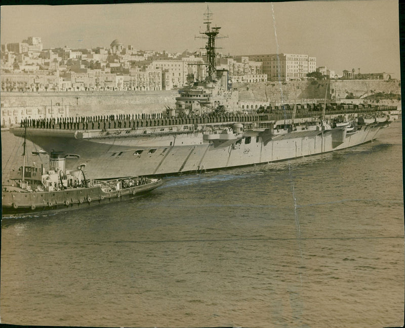 Hms bulwark ship:marine commandos and equipment. - Vintage Photograph