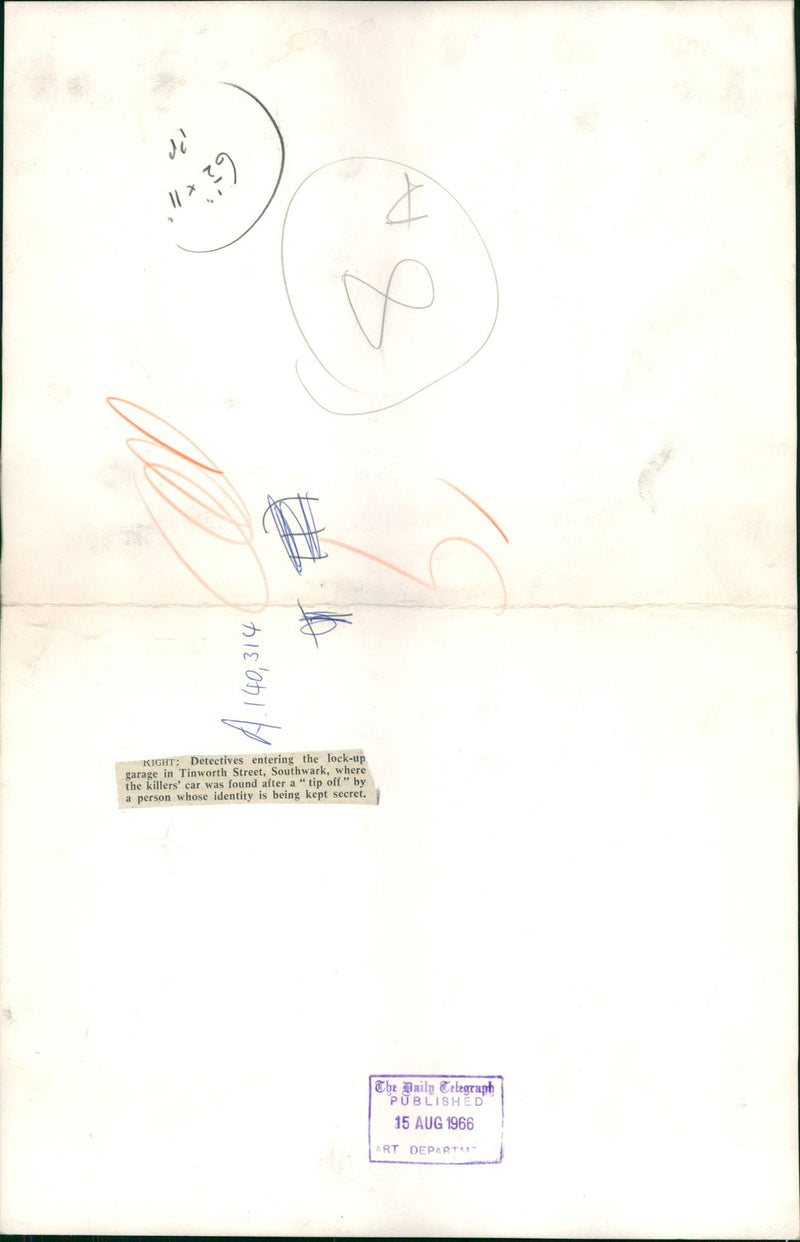 Shepherd's Bush murders: detective entering the lock up. - Vintage Photograph