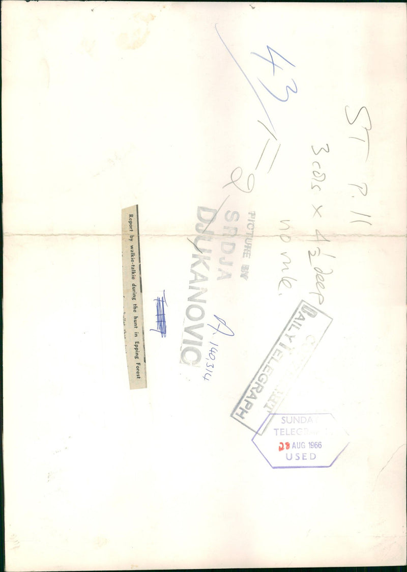 Shepherd's Bush murders: walkie talkie during hunt. - Vintage Photograph