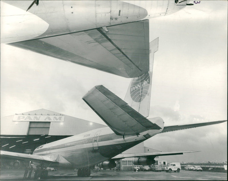 The 150 ton pan american boeing 707. - Vintage Photograph