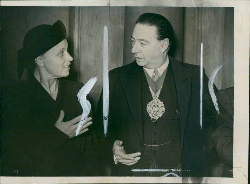Sir Bracewell Smith with his wife. - Vintage Photograph