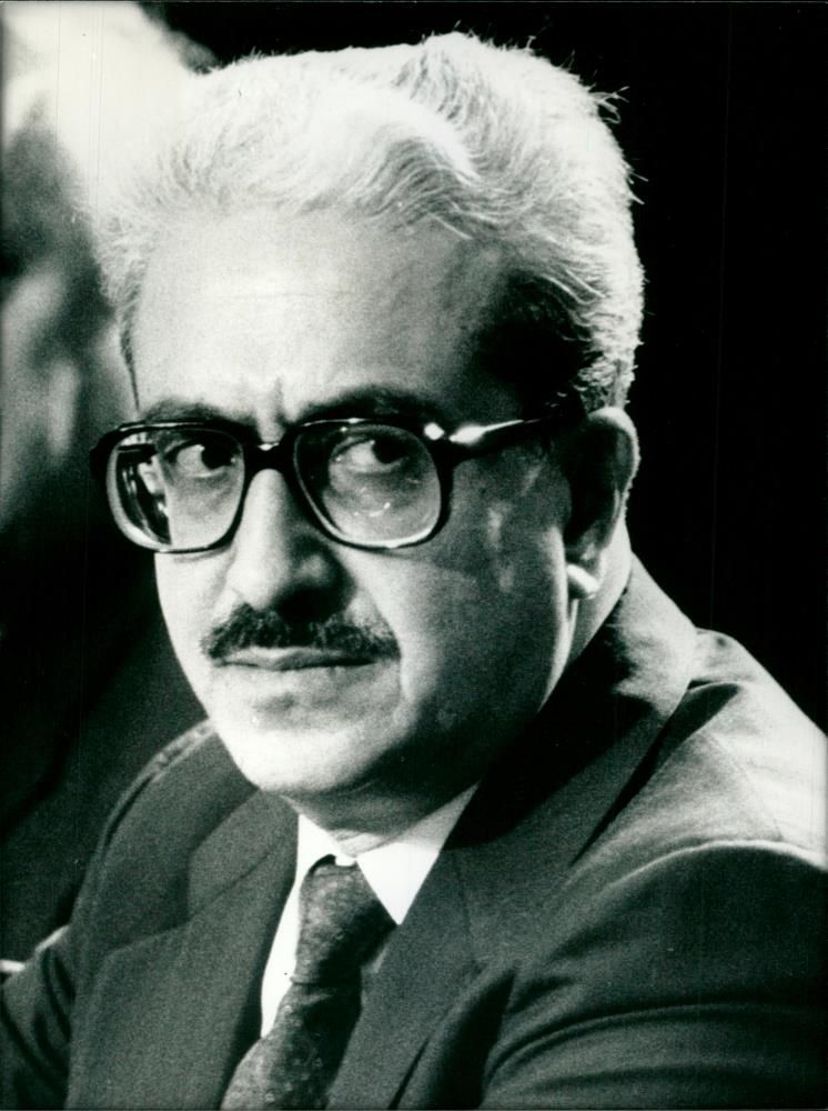 Tariq Aziz. - Vintage Photograph