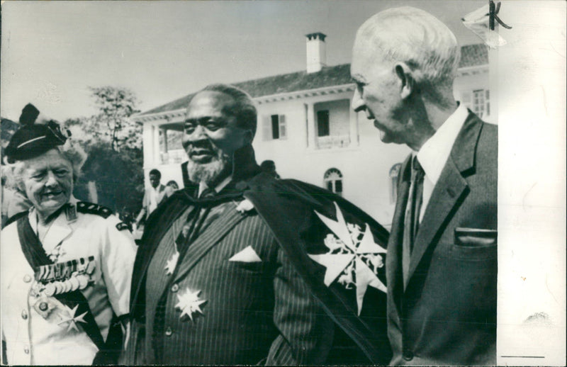 1972 PRESIDENT KENYATTA WAS MADE KNIGHT GRACE HUMPHREY UNITED PRESS JOHN - Vintage Photograph