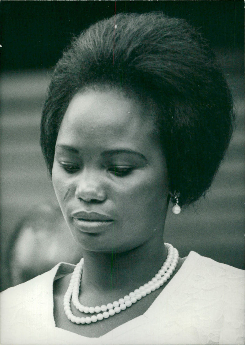 1964 MRS NGINA KENYATTA YEAR OLD WIFE RUSSELL COURT PRESS KNOWN PRESIDENT - Vintage Photograph