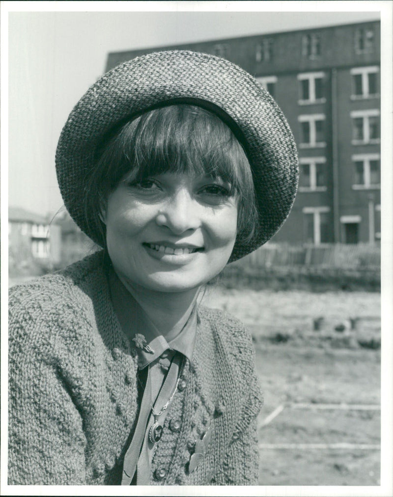 1982 TYNE TEES TELEVISION ZANY NETWORKED CHILDRENS SERIES MADABOU MICHAEL ACTRESS - Vintage Photograph