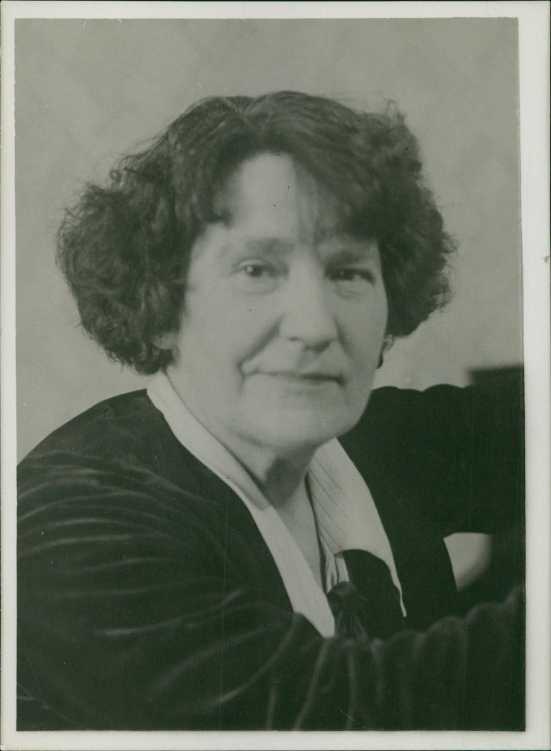 1938 ELIZABETH COMPOSER QUEEN CONCERT PRESS - Vintage Photograph