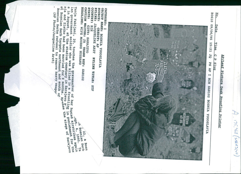 1995 WIFE MOURNS HUSBAND BOSN BOSNIAN SERB JACQUELINE ARZT TITLE WRITER - Vintage Photograph