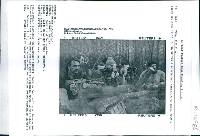 1994 BOSNIAN SERB SOLDIERS OBSERVE MOS LEMPOSITIONS NEAR THE WESTE WRITER COUNTRY - Vintage Photograph