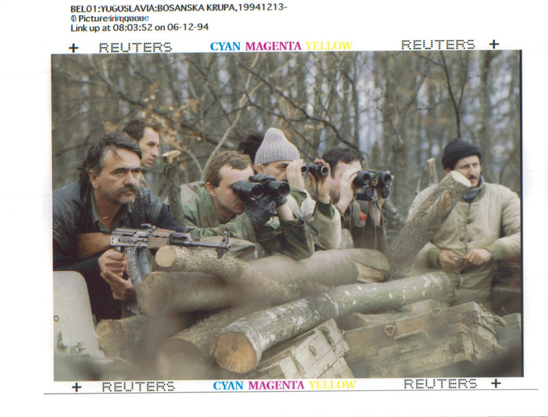 1994 BOSNIAN SERB SOLDIERS OBSERVE MOS LEMPOSITIONS NEAR THE WESTE WRITER COUNTRY - Vintage Photograph