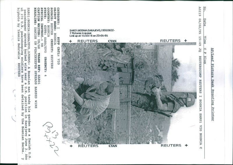 1995 BOSNIAN SERBS DETAIN PEACEKEEPING SOLDIE YANNIS BEHRAKIS WRITER COUNTRY - Vintage Photograph