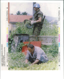 1995 BOSNIAN SERBS DETAIN PEACEKEEPING SOLDIE YANNIS BEHRAKIS WRITER COUNTRY - Vintage Photograph