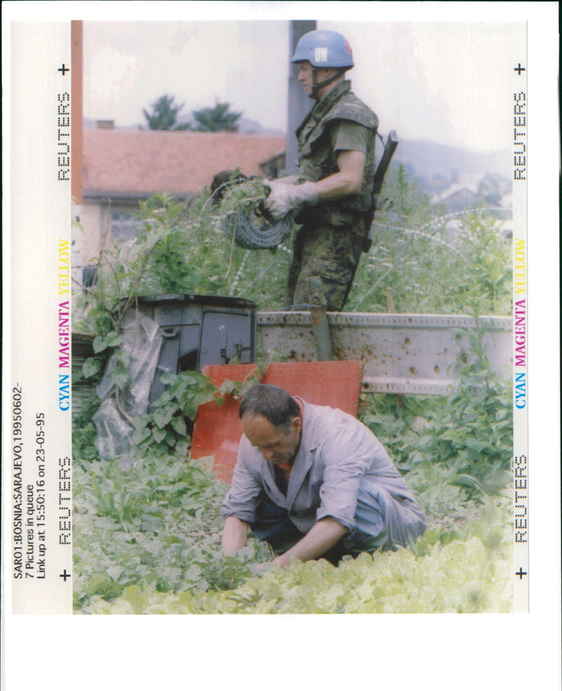1995 BOSNIAN SERBS DETAIN PEACEKEEPING SOLDIE YANNIS BEHRAKIS WRITER COUNTRY - Vintage Photograph